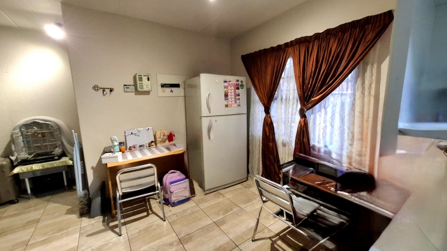  Bedroom Property for Sale in Lakefield Gauteng