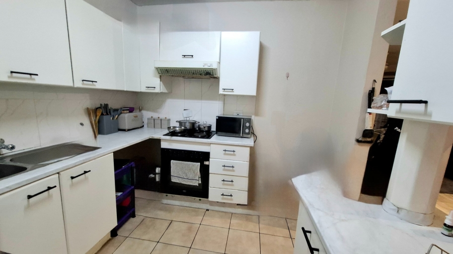 Bedroom Property for Sale in Lakefield Gauteng