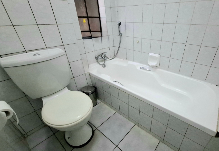  Bedroom Property for Sale in Lakefield Gauteng