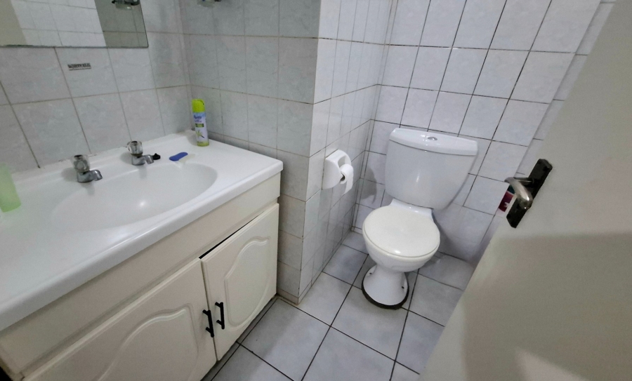  Bedroom Property for Sale in Lakefield Gauteng