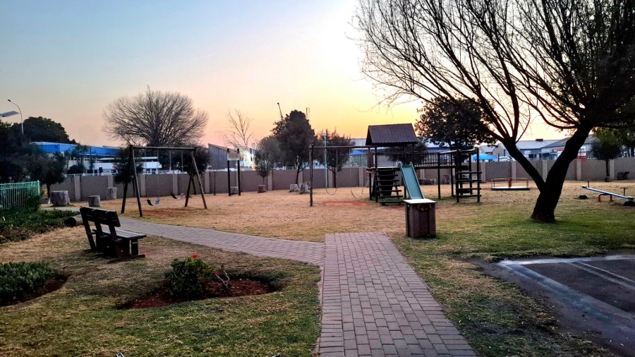  Bedroom Property for Sale in Lakefield Gauteng