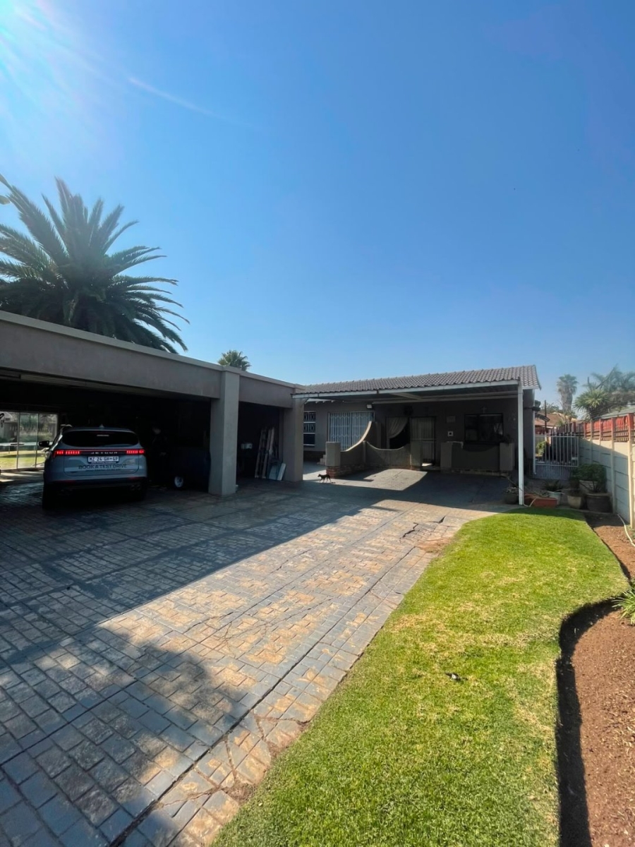 6 Bedroom Property for Sale in Verwoerdpark Gauteng