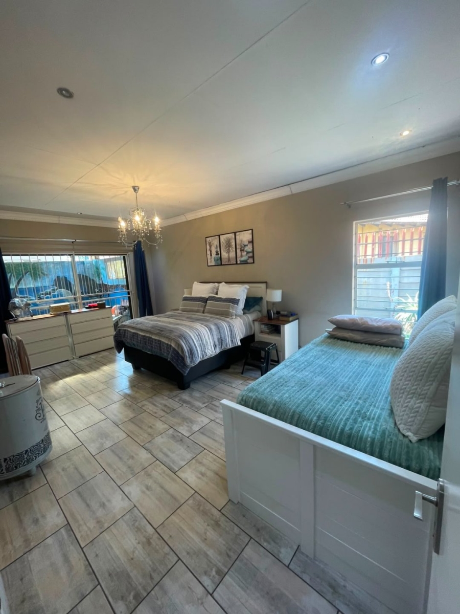 6 Bedroom Property for Sale in Verwoerdpark Gauteng