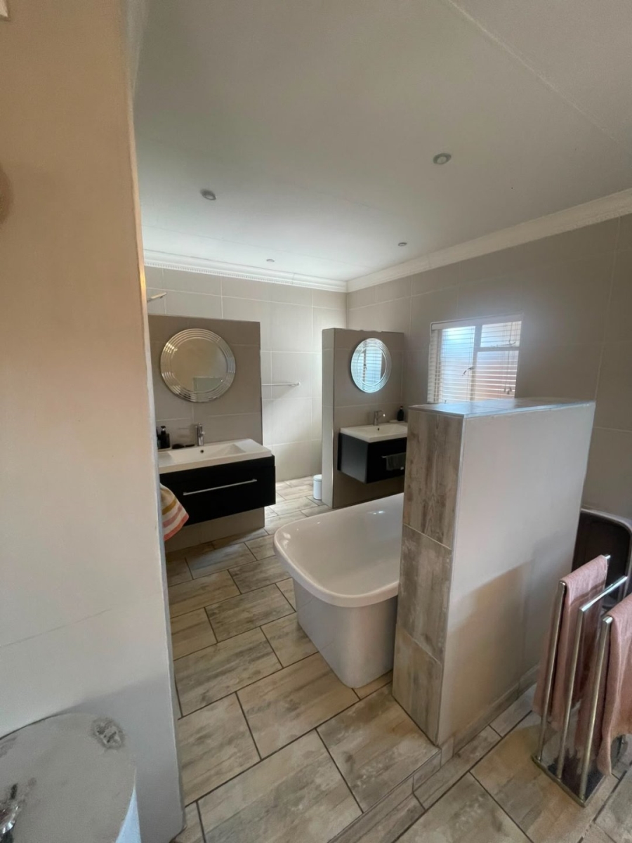 6 Bedroom Property for Sale in Verwoerdpark Gauteng