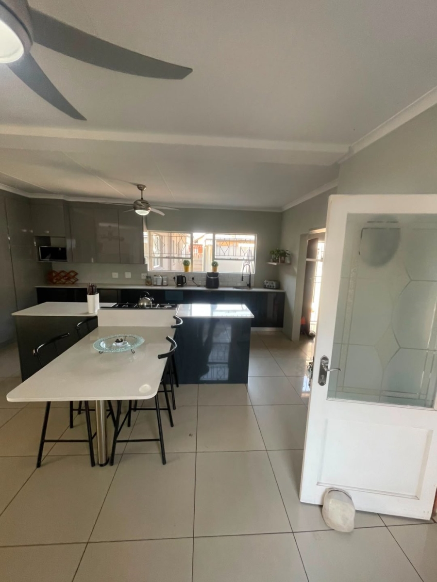 6 Bedroom Property for Sale in Verwoerdpark Gauteng