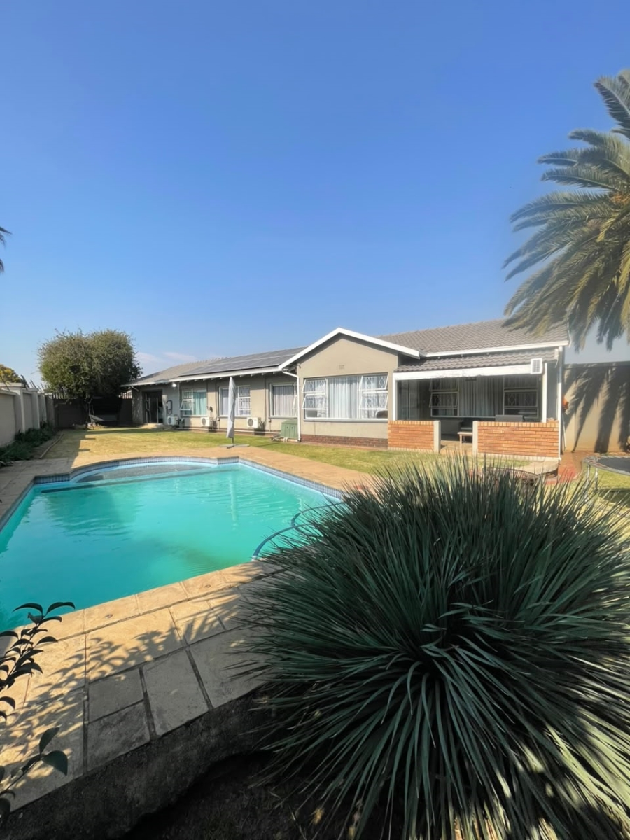6 Bedroom Property for Sale in Verwoerdpark Gauteng