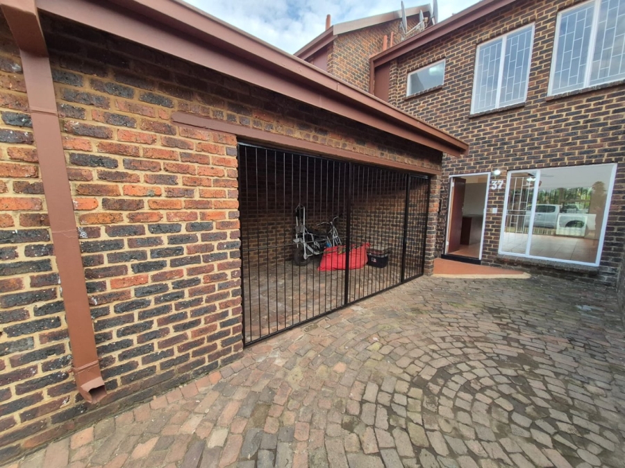 To Let 2 Bedroom Property for Rent in Pierre Van Ryneveld Gauteng