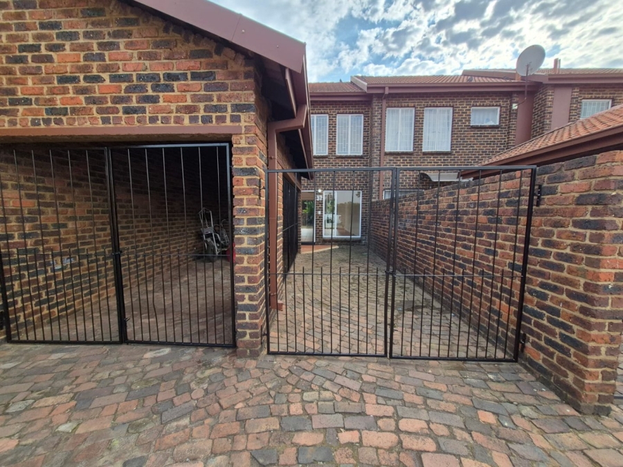 To Let 2 Bedroom Property for Rent in Pierre Van Ryneveld Gauteng
