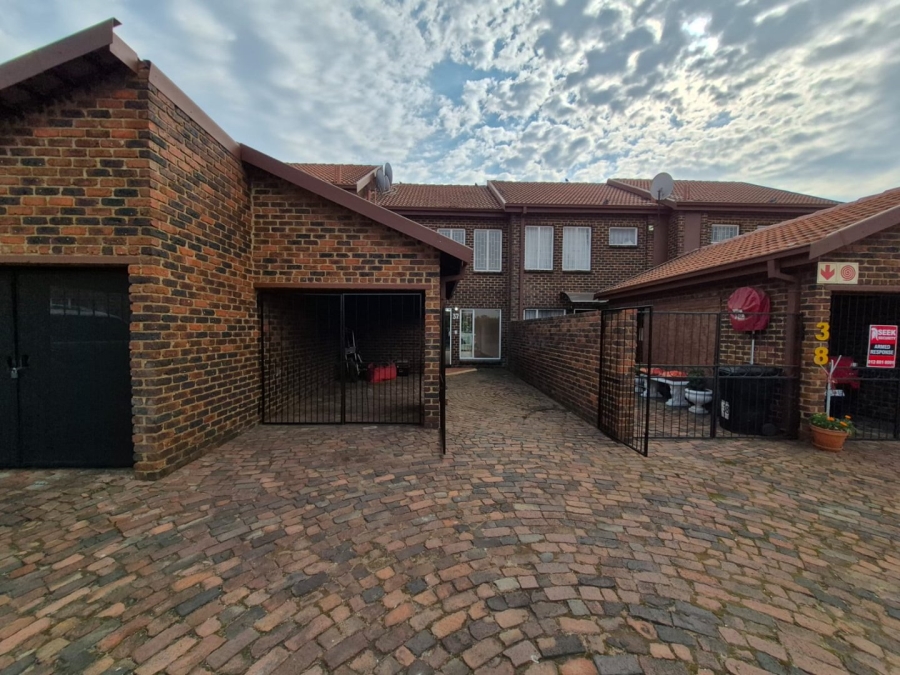 To Let 2 Bedroom Property for Rent in Pierre Van Ryneveld Gauteng