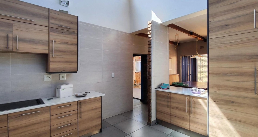 5 Bedroom Property for Sale in Terenure Gauteng