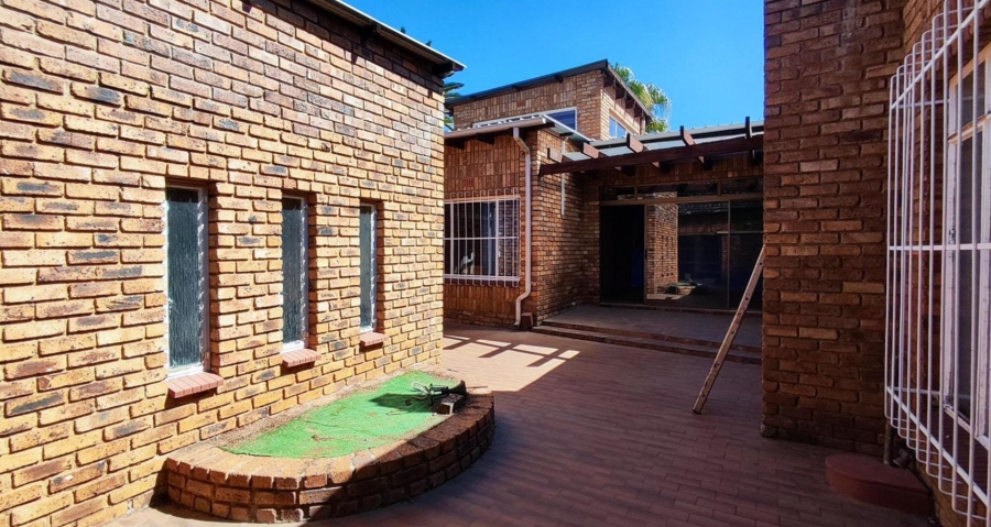 5 Bedroom Property for Sale in Terenure Gauteng