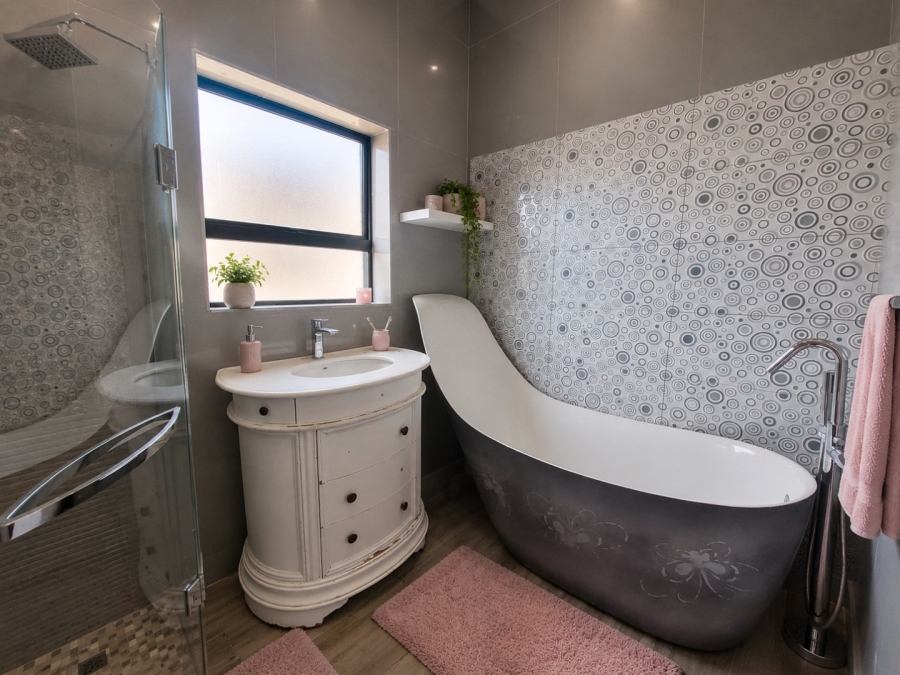 6 Bedroom Property for Sale in Copperleaf Estate Gauteng