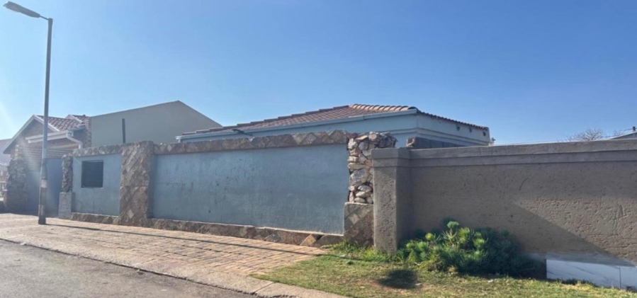  Bedroom Property for Sale in Mapetla Gauteng
