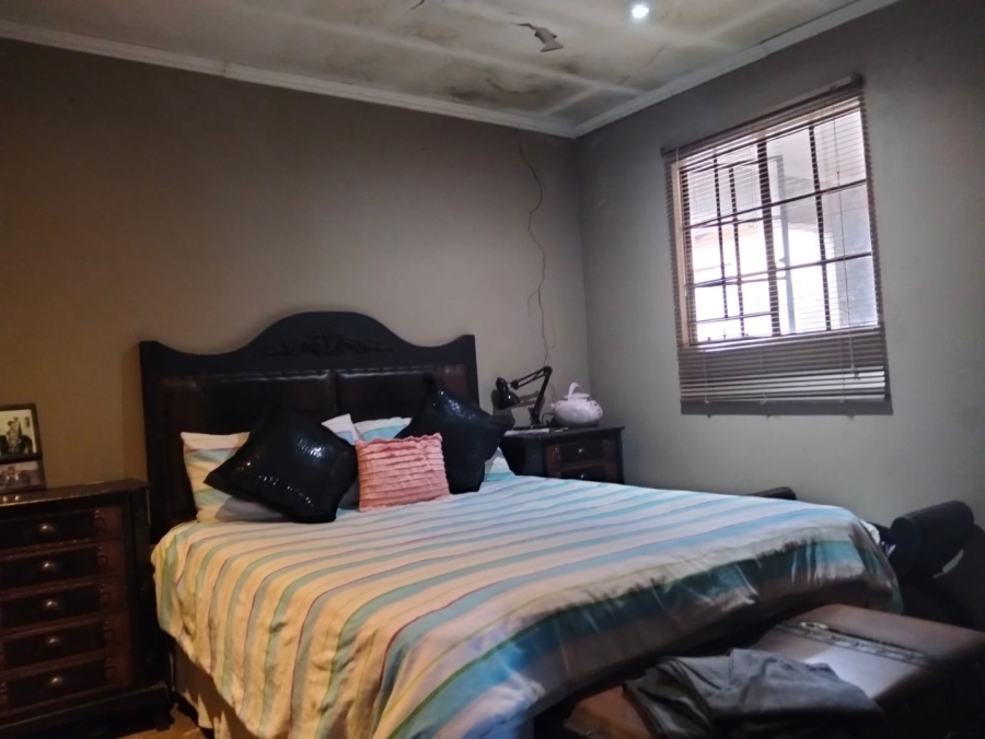  Bedroom Property for Sale in Clayville Gauteng