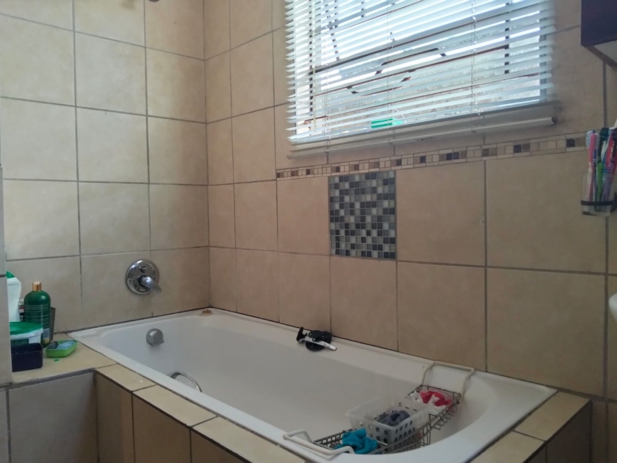  Bedroom Property for Sale in Clayville Gauteng