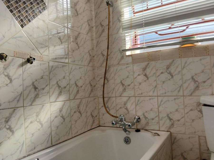 Bedroom Property for Sale in Clayville Gauteng