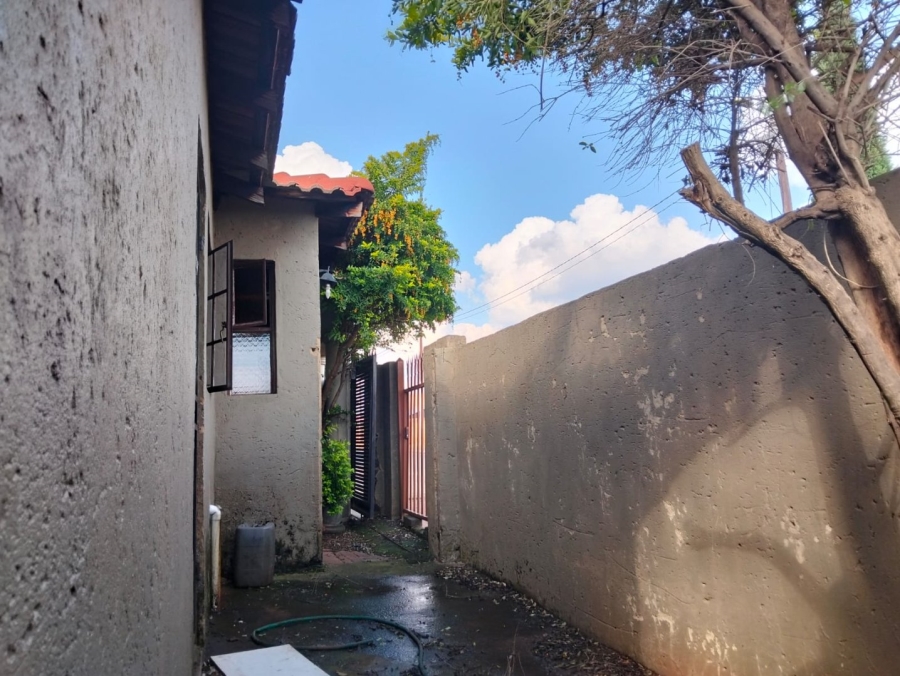  Bedroom Property for Sale in Clayville Gauteng
