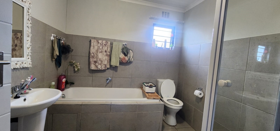 4 Bedroom Property for Sale in Albertsdal Gauteng