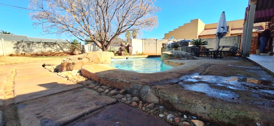 5 Bedroom Property for Sale in Golf Park Gauteng