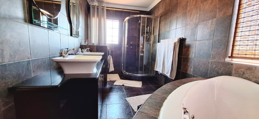 5 Bedroom Property for Sale in Golf Park Gauteng
