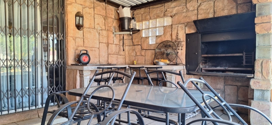 5 Bedroom Property for Sale in Golf Park Gauteng
