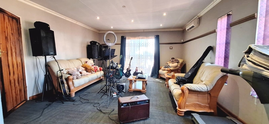 5 Bedroom Property for Sale in Golf Park Gauteng