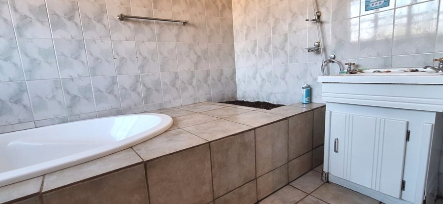 5 Bedroom Property for Sale in Golf Park Gauteng