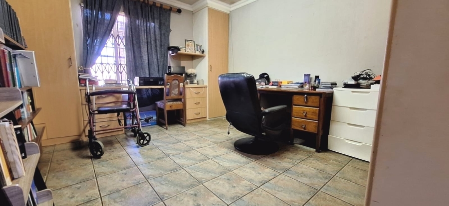 5 Bedroom Property for Sale in Golf Park Gauteng
