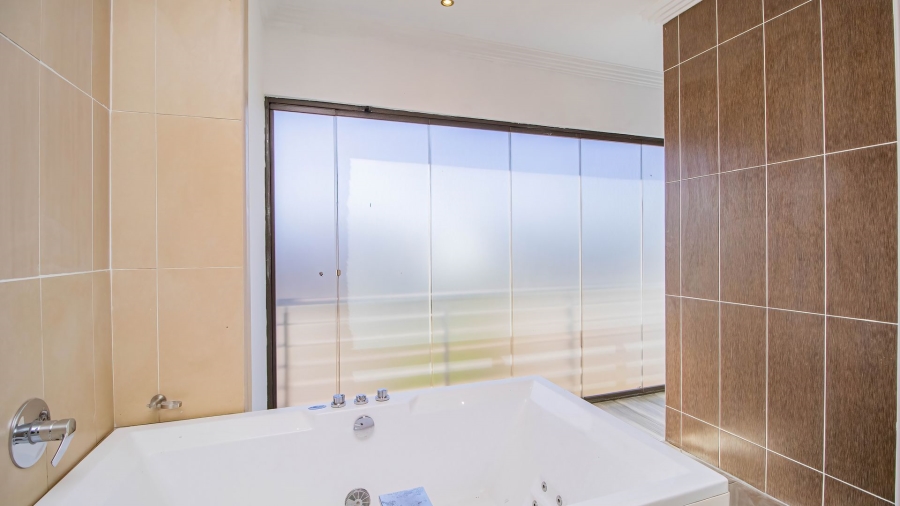 7 Bedroom Property for Sale in Serengeti Lifestyle Estate Gauteng
