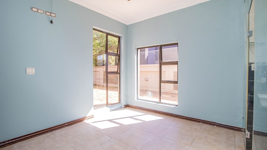 7 Bedroom Property for Sale in Serengeti Lifestyle Estate Gauteng