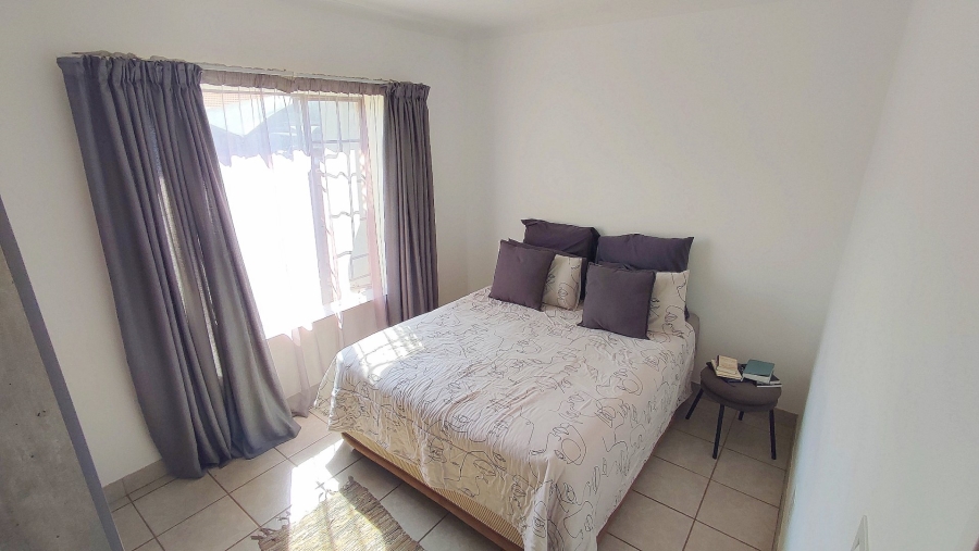 4 Bedroom Property for Sale in Monavoni Gauteng