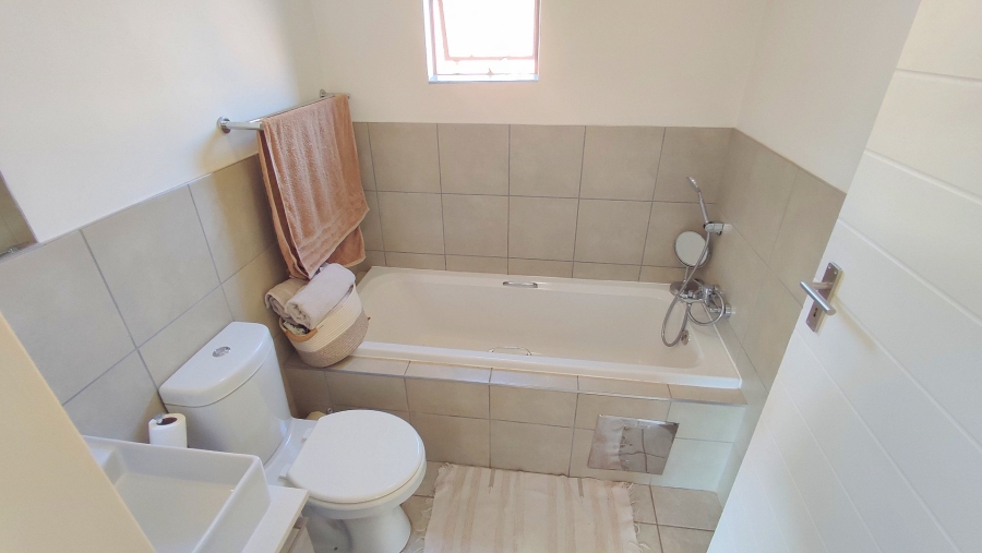 4 Bedroom Property for Sale in Monavoni Gauteng