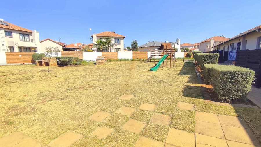 4 Bedroom Property for Sale in Monavoni Gauteng