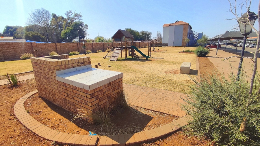 4 Bedroom Property for Sale in Monavoni Gauteng