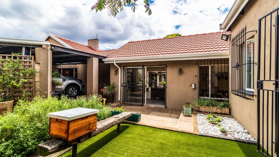 3 Bedroom Property for Sale in Buurendal Gauteng