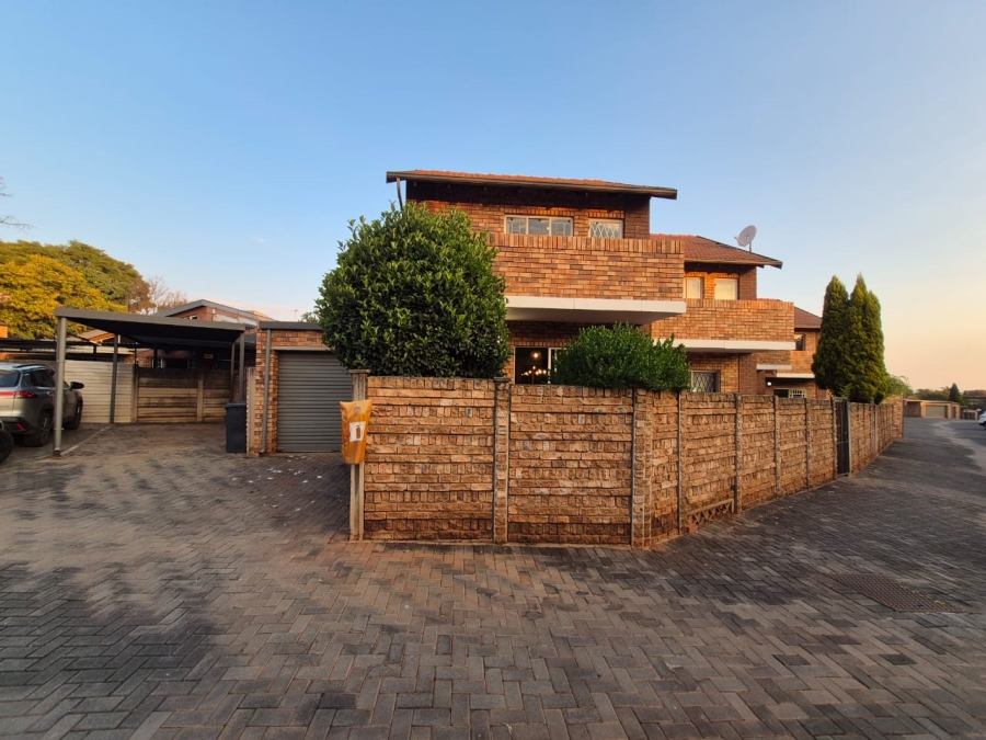 To Let 2 Bedroom Property for Rent in Die Hoewes Gauteng