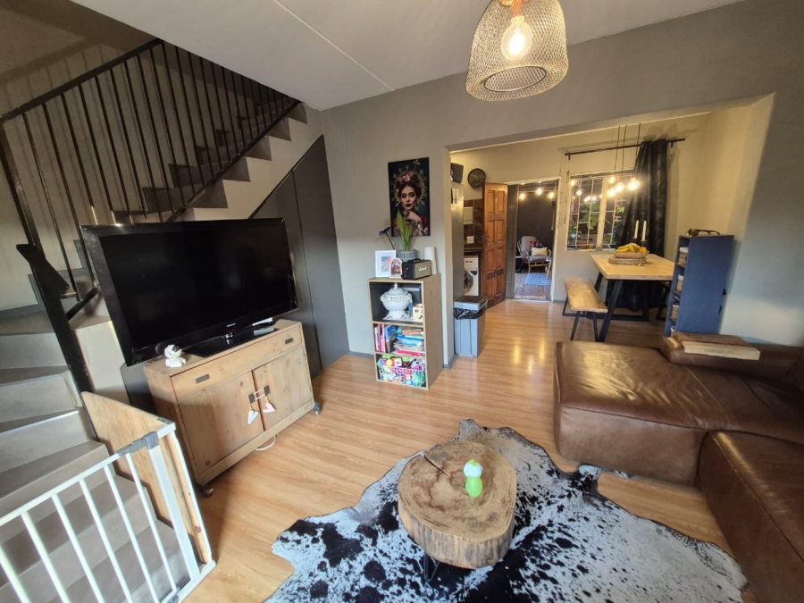 To Let 2 Bedroom Property for Rent in Die Hoewes Gauteng