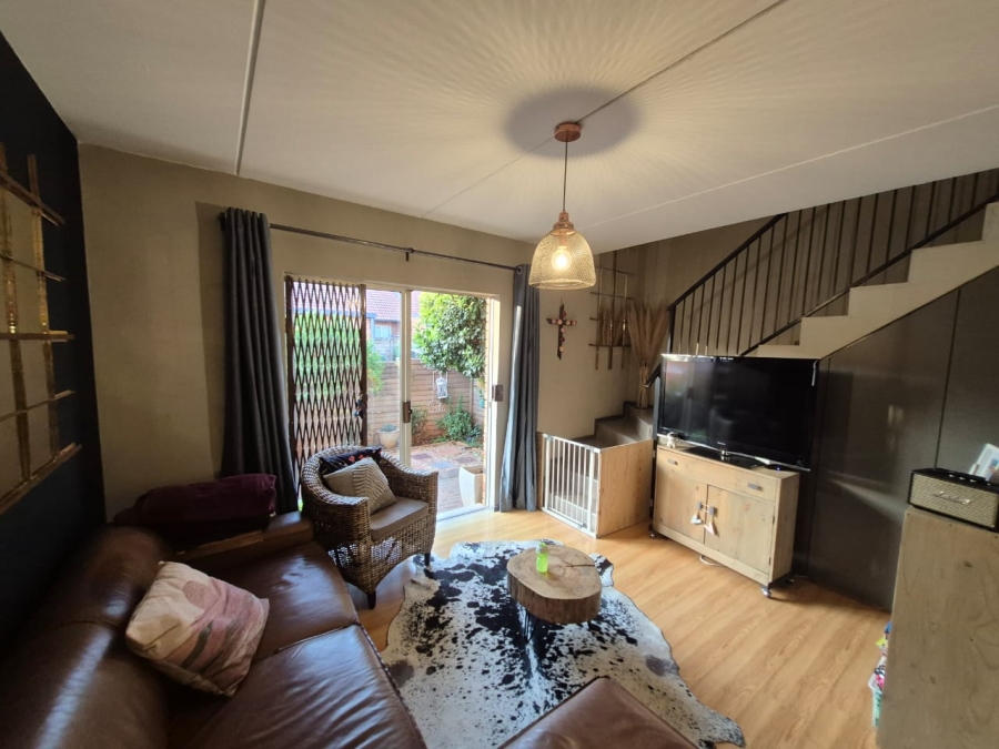 To Let 2 Bedroom Property for Rent in Die Hoewes Gauteng