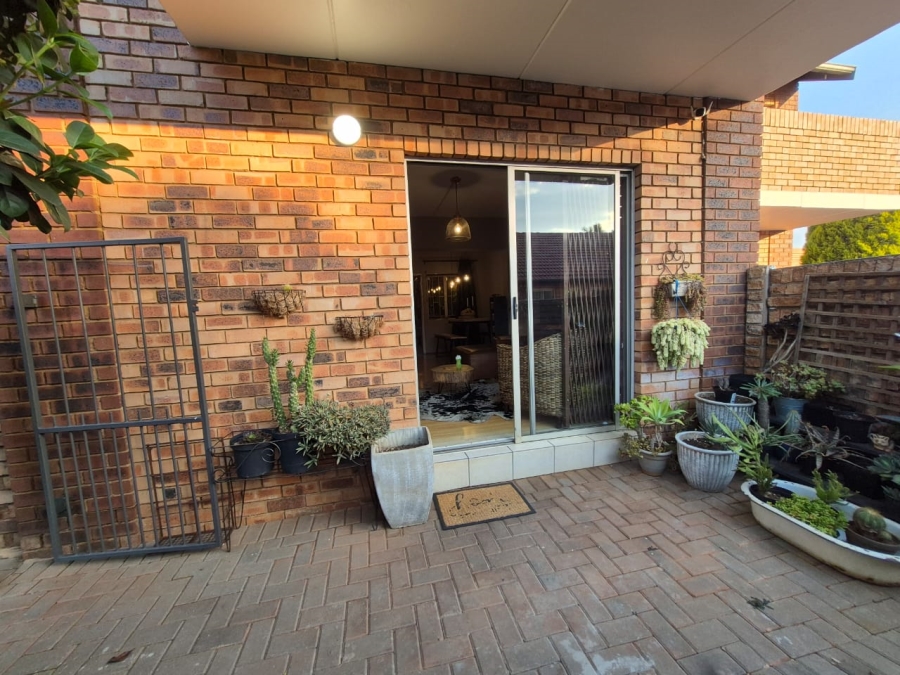 To Let 2 Bedroom Property for Rent in Die Hoewes Gauteng