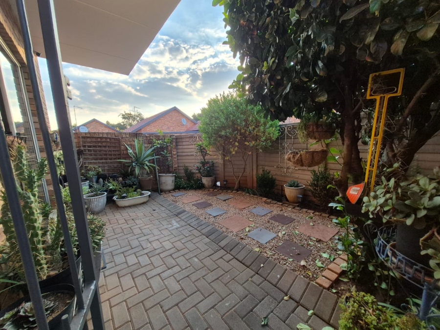 To Let 2 Bedroom Property for Rent in Die Hoewes Gauteng