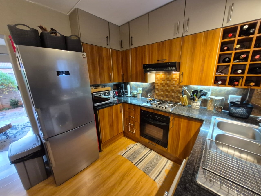 To Let 2 Bedroom Property for Rent in Die Hoewes Gauteng