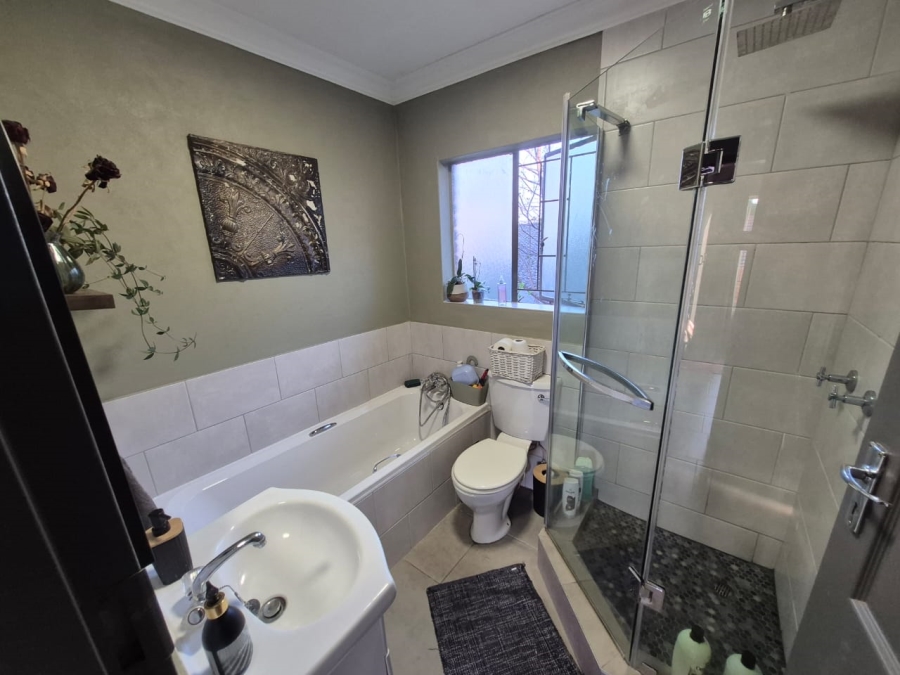 To Let 2 Bedroom Property for Rent in Die Hoewes Gauteng
