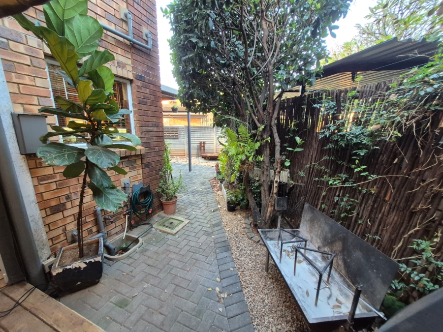 To Let 2 Bedroom Property for Rent in Die Hoewes Gauteng