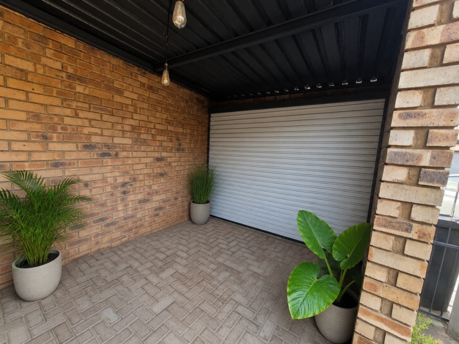 To Let 2 Bedroom Property for Rent in Die Hoewes Gauteng