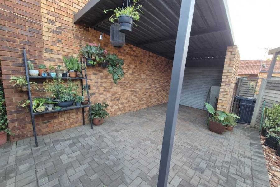 To Let 2 Bedroom Property for Rent in Die Hoewes Gauteng