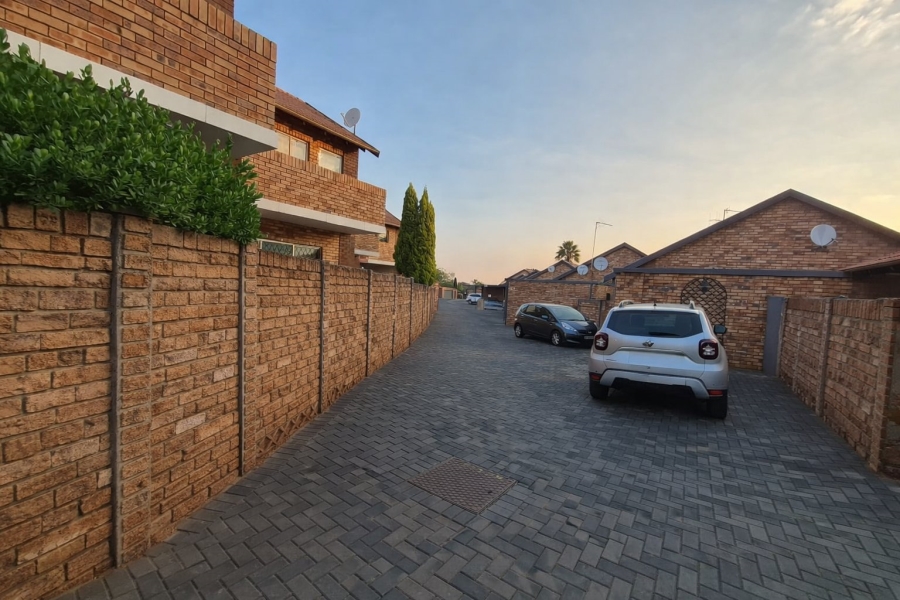To Let 2 Bedroom Property for Rent in Die Hoewes Gauteng