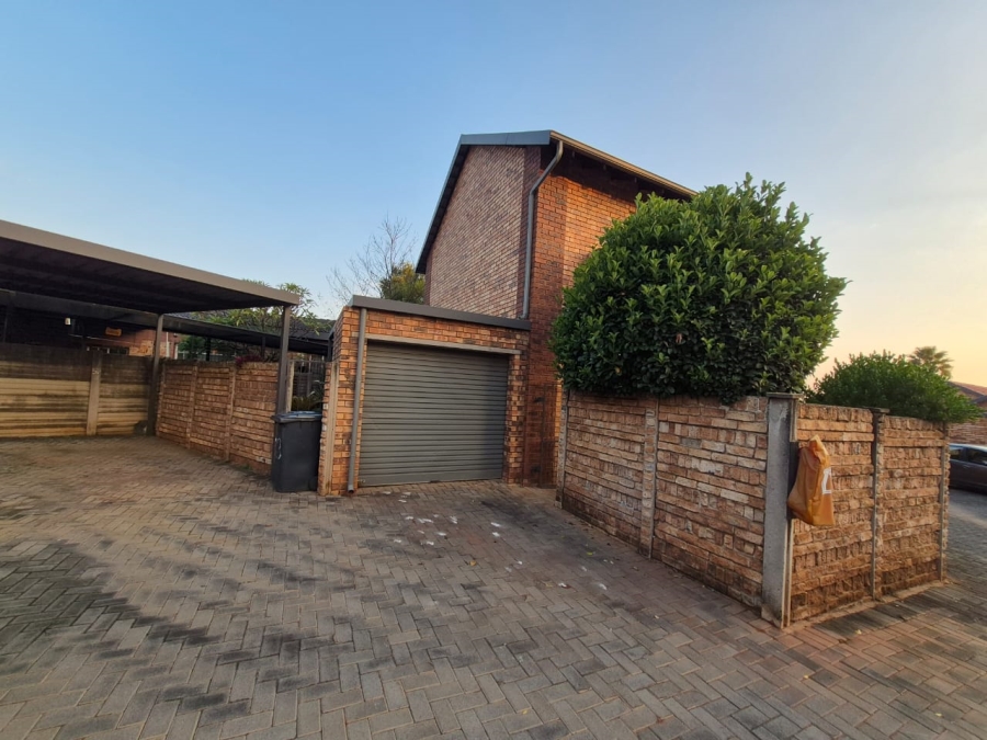 To Let 2 Bedroom Property for Rent in Die Hoewes Gauteng