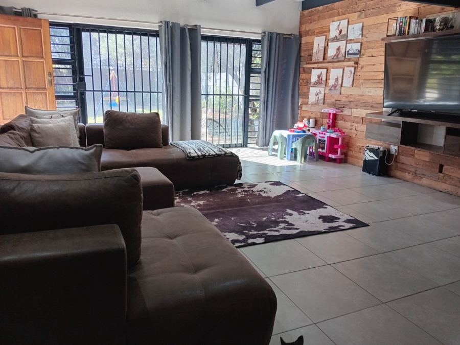 5 Bedroom Property for Sale in Wierda Park Gauteng