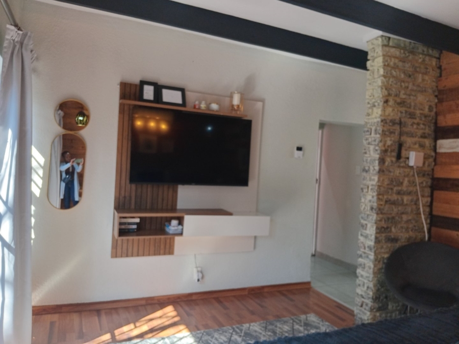 5 Bedroom Property for Sale in Wierda Park Gauteng