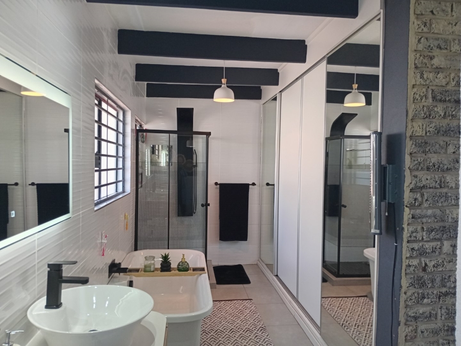 5 Bedroom Property for Sale in Wierda Park Gauteng